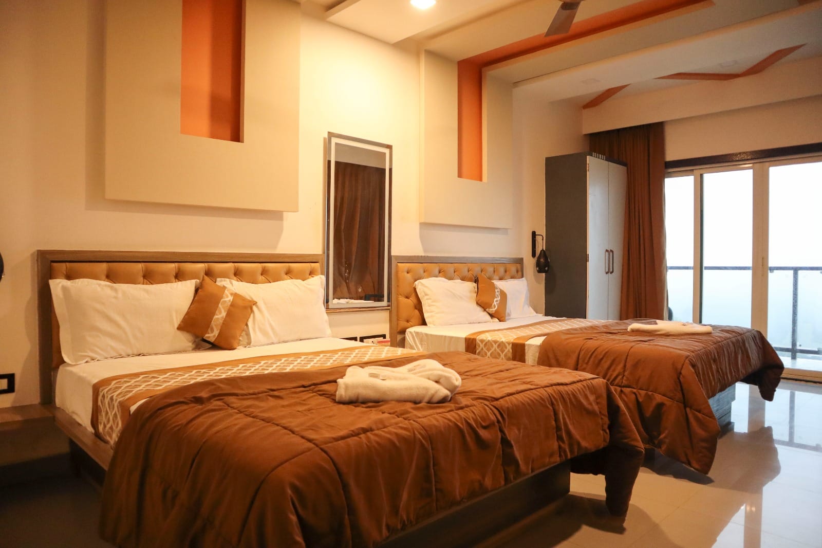 panchgani tent house and hollywood palace resort. mahabaleshwar