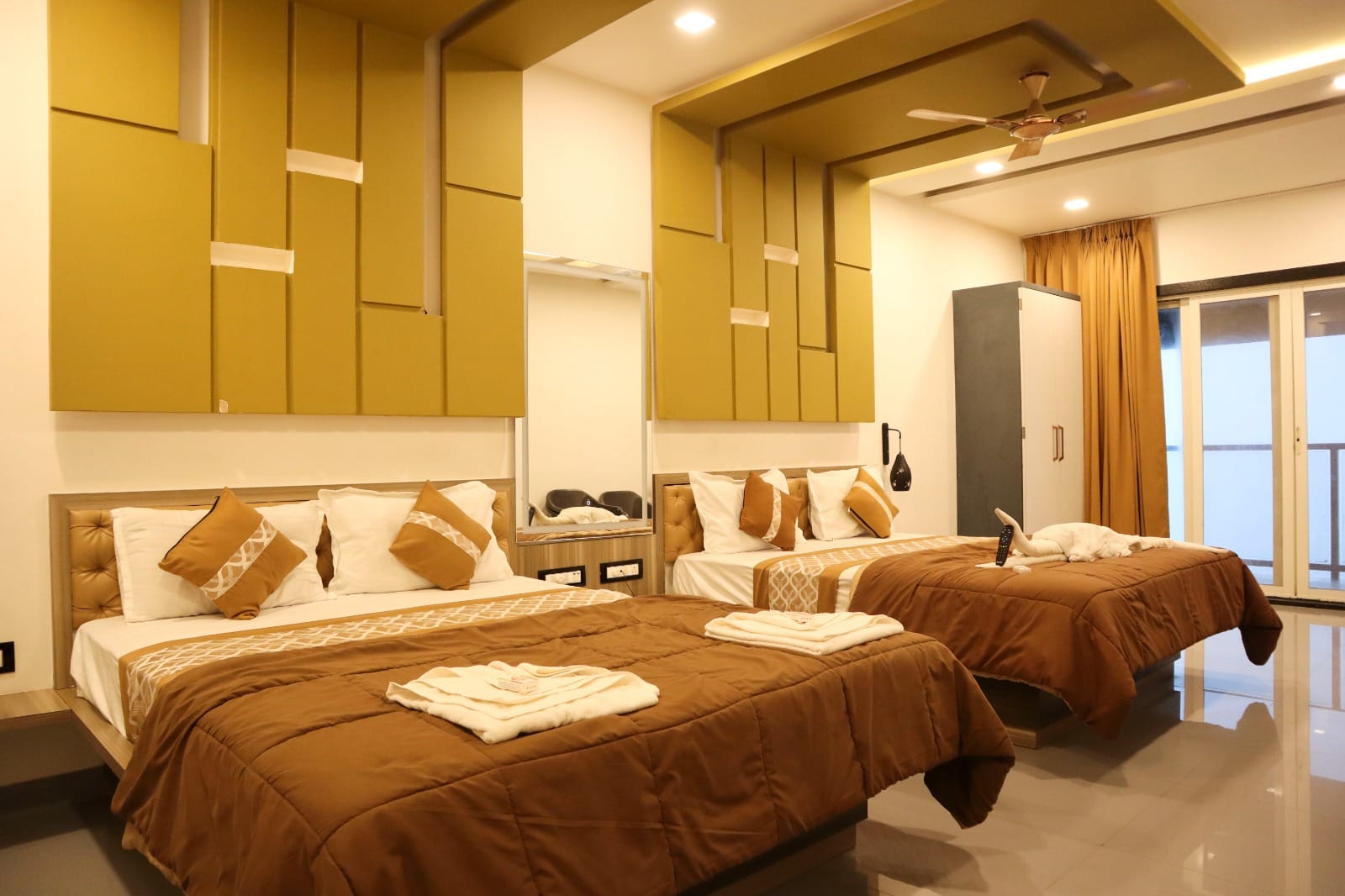 panchgani tent house and hollywood palace resort. mahabaleshwar