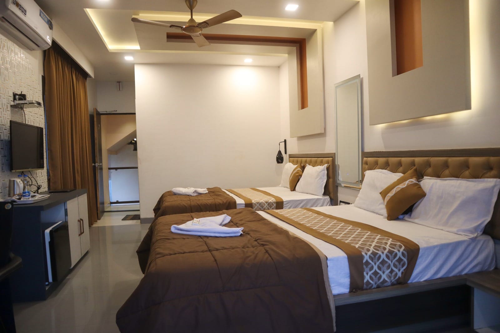 panchgani tent house and hollywood palace resort. mahabaleshwar