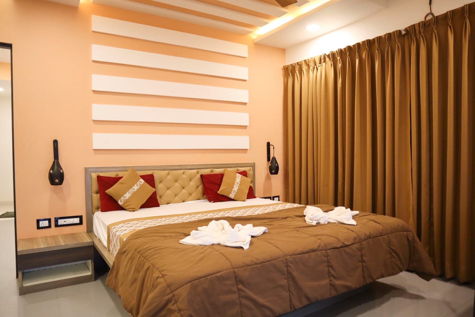 panchgani tent house and hollywood palace resort. mahabaleshwar