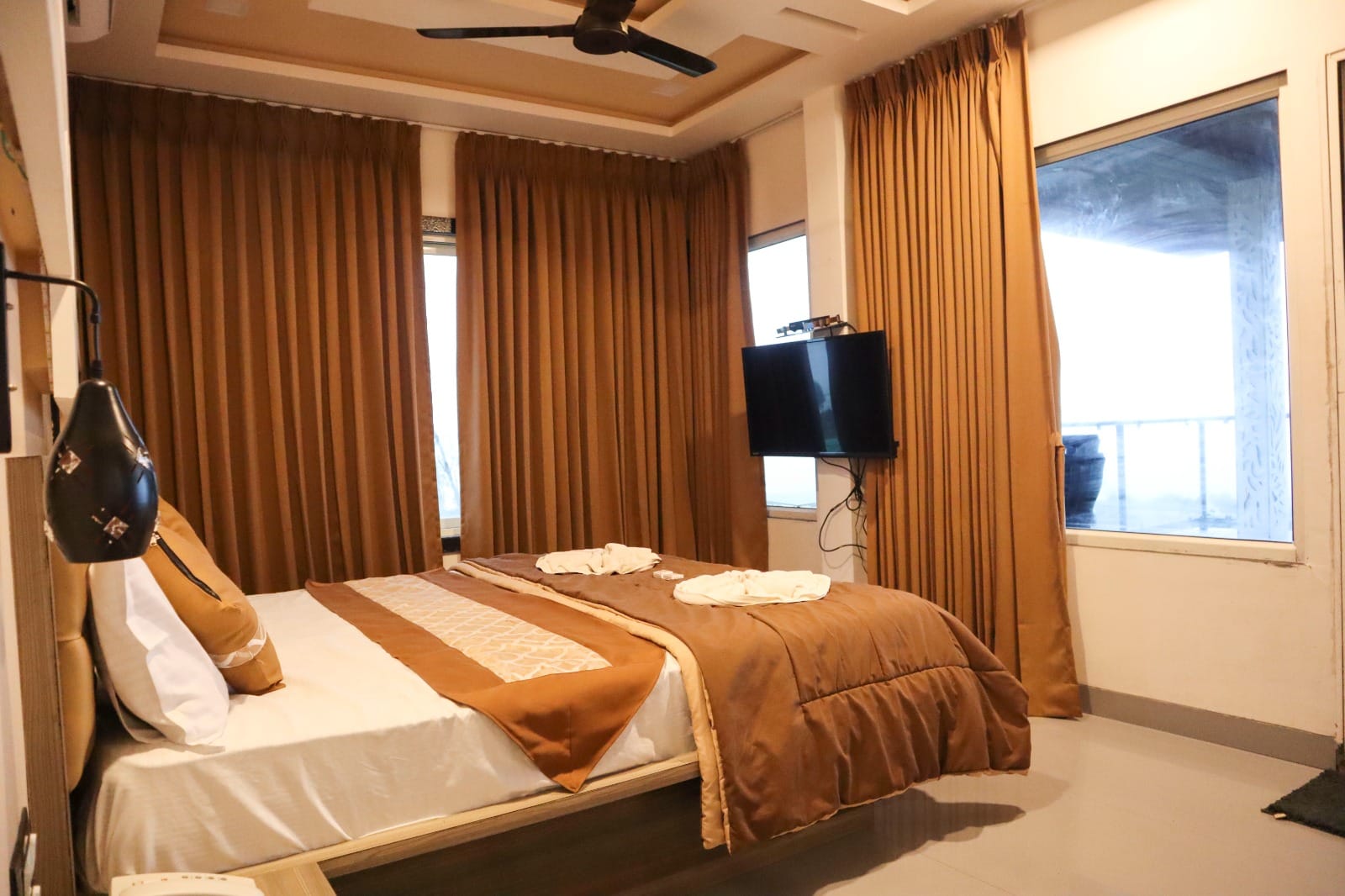 panchgani tent house and hollywood palace resort. mahabaleshwar