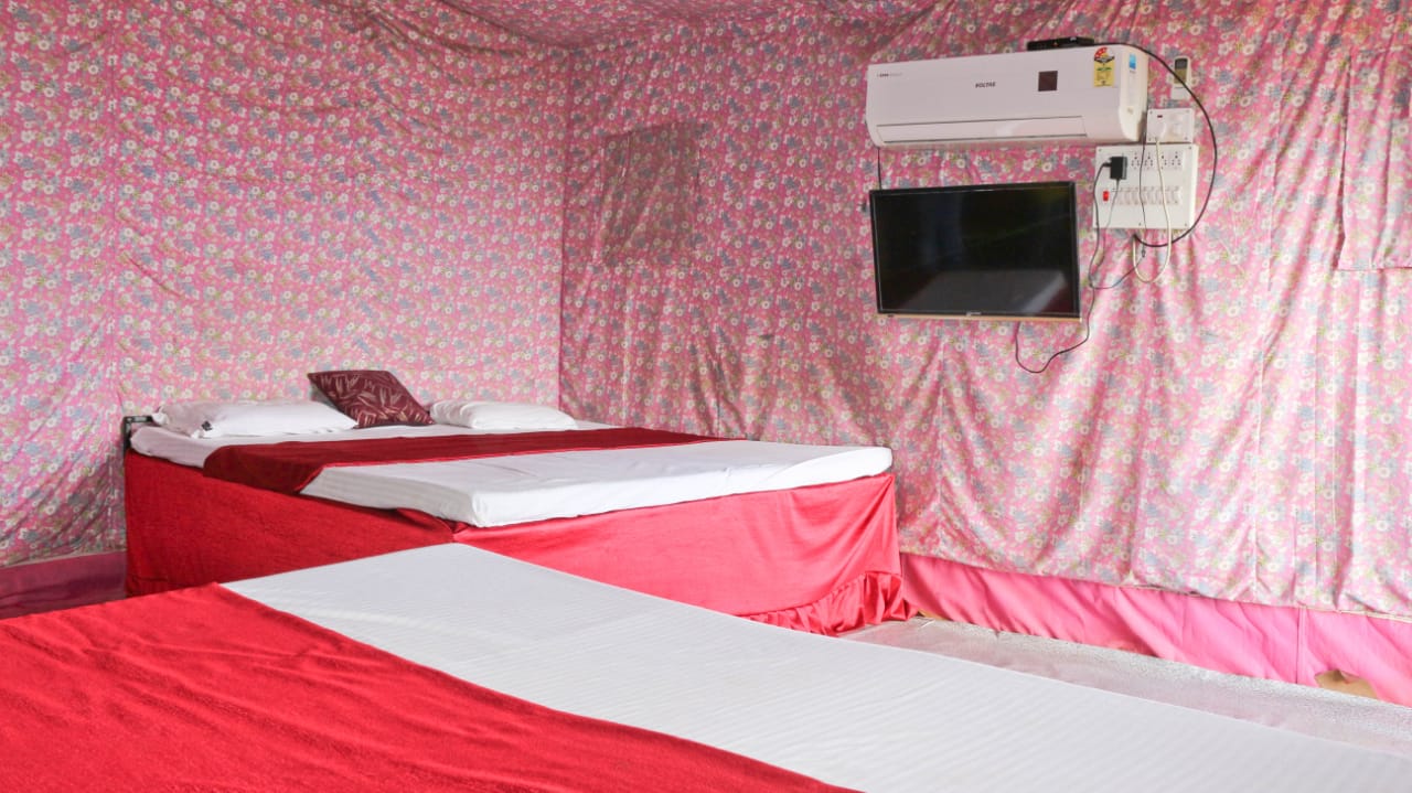 Super deluxe cottage tent