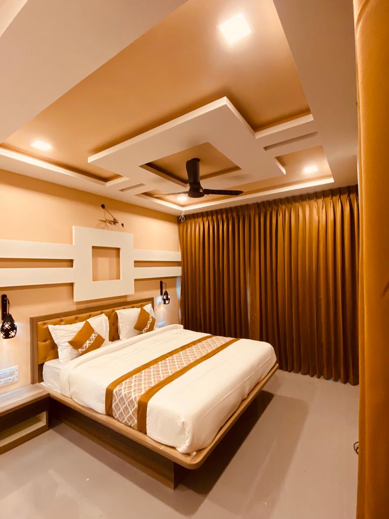 Maharaja suite room with bathtub and private pool